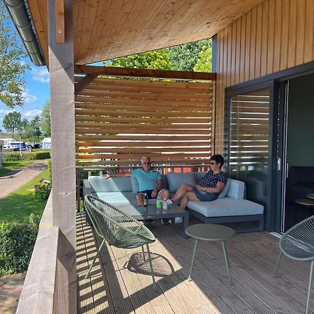 Camping Kleine Belterwijde, Wiede Lodge Met Uitzicht Over Het Water מראה חיצוני תמונה