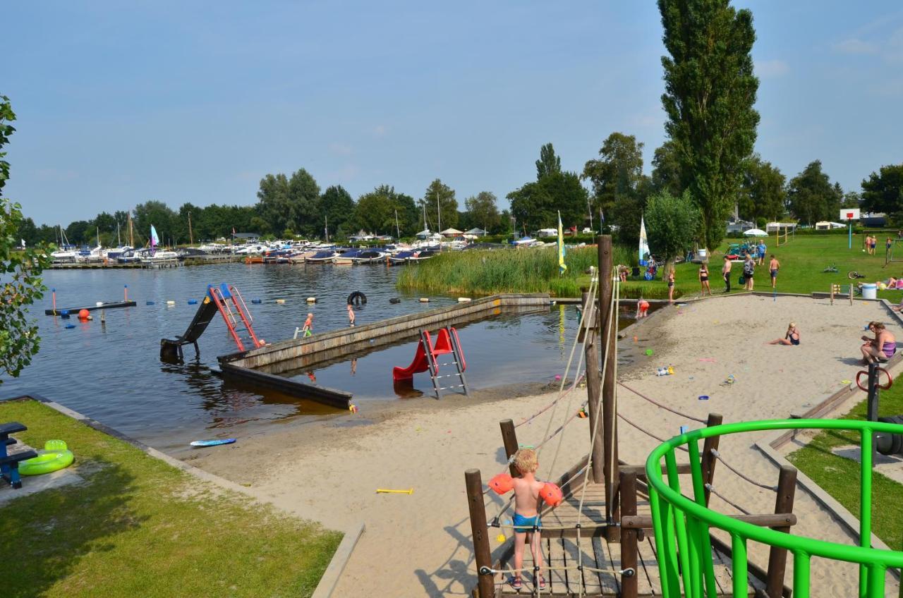 Camping Kleine Belterwijde, Wiede Lodge Met Uitzicht Over Het Water מראה חיצוני תמונה