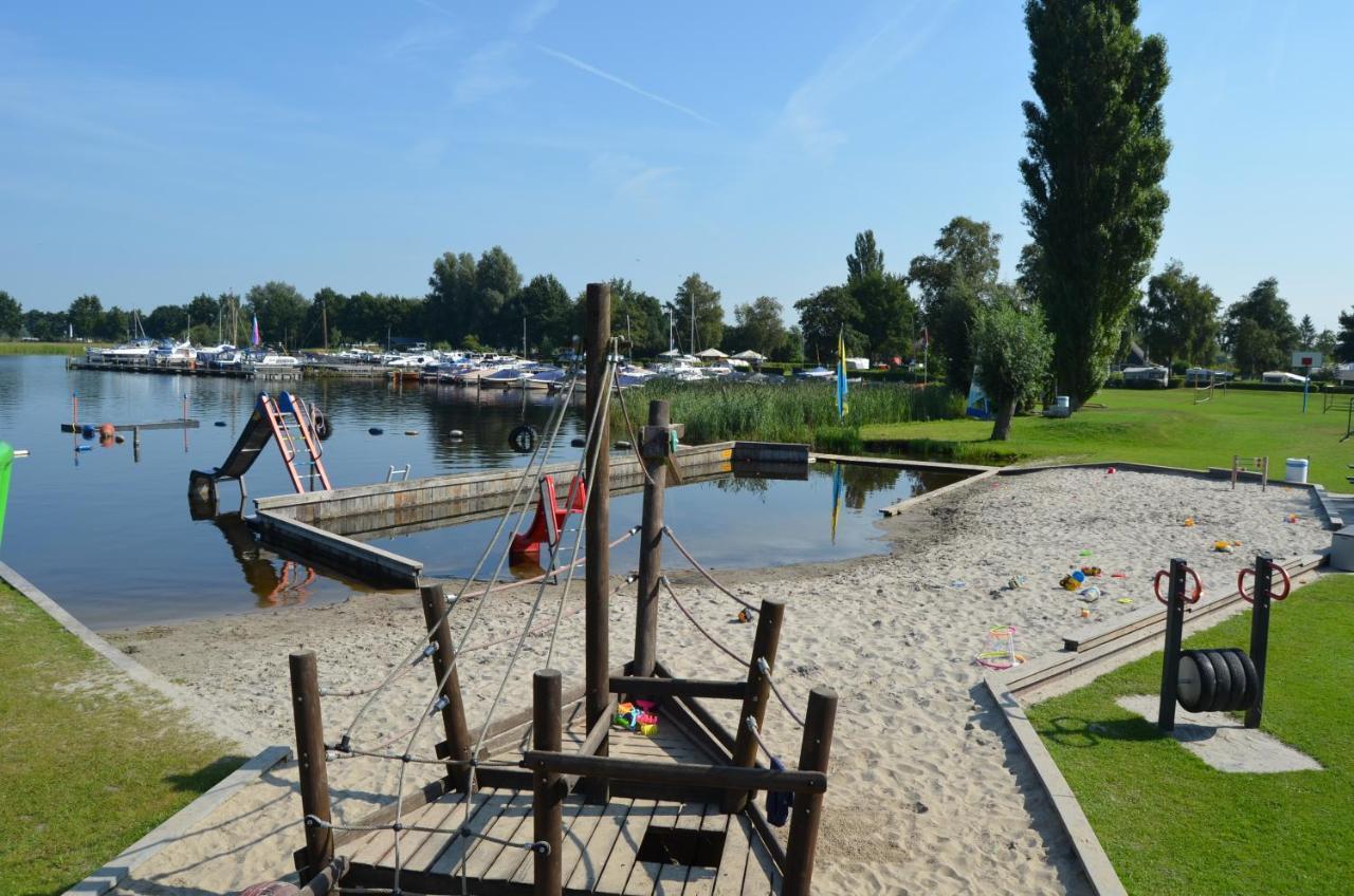 Camping Kleine Belterwijde, Wiede Lodge Met Uitzicht Over Het Water מראה חיצוני תמונה