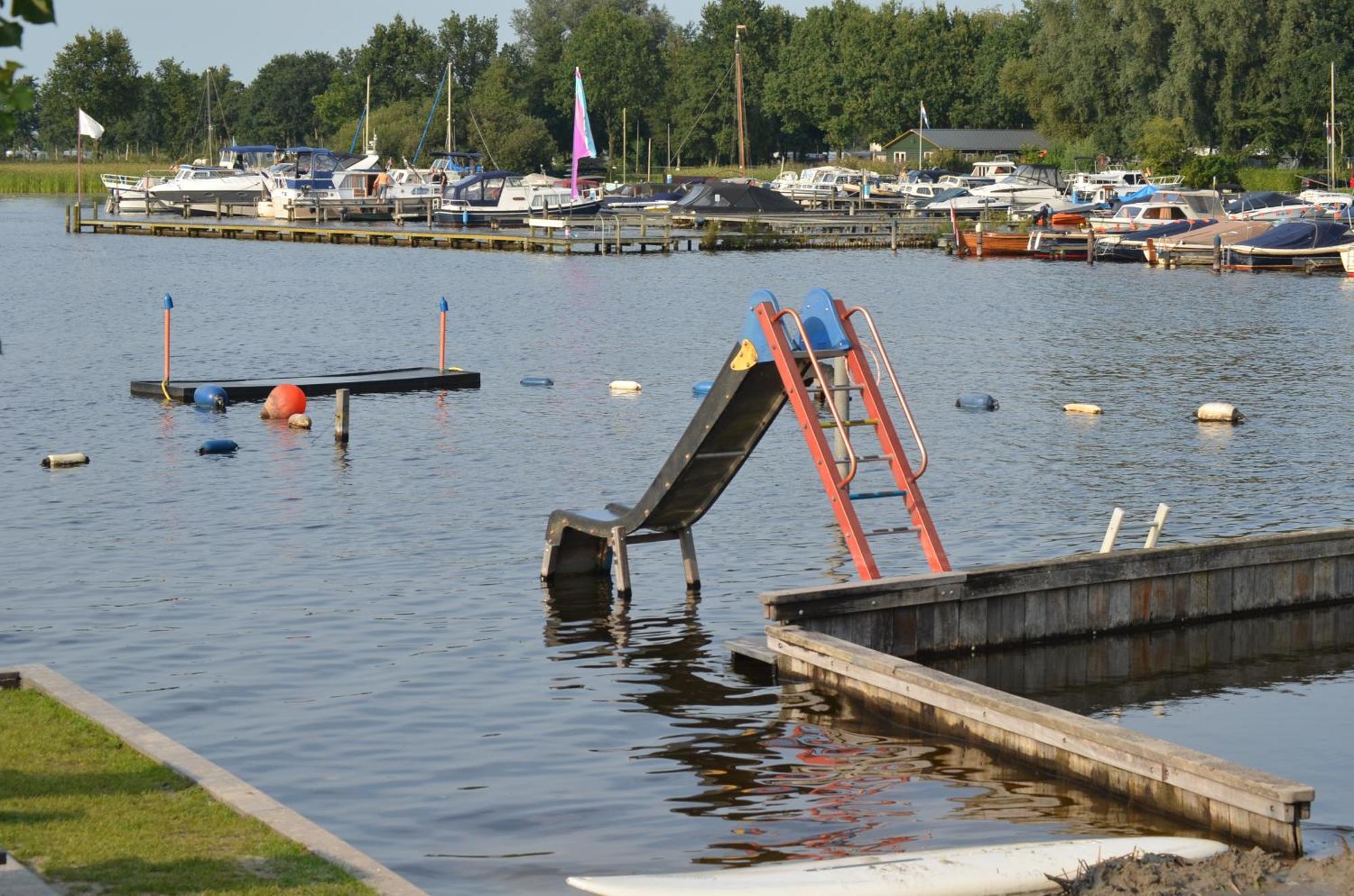 Camping Kleine Belterwijde, Wiede Lodge Met Uitzicht Over Het Water מראה חיצוני תמונה
