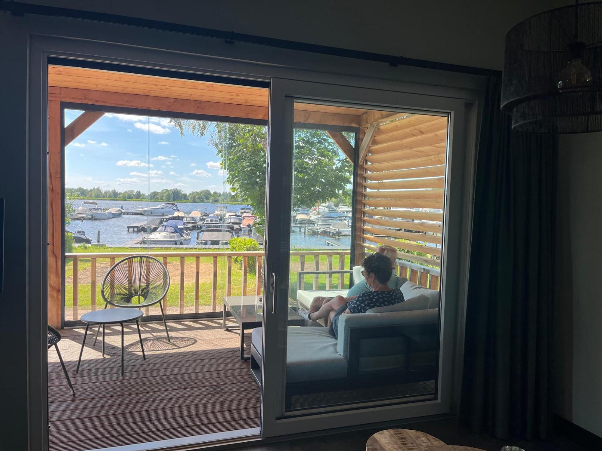 Camping Kleine Belterwijde, Wiede Lodge Met Uitzicht Over Het Water מראה חיצוני תמונה