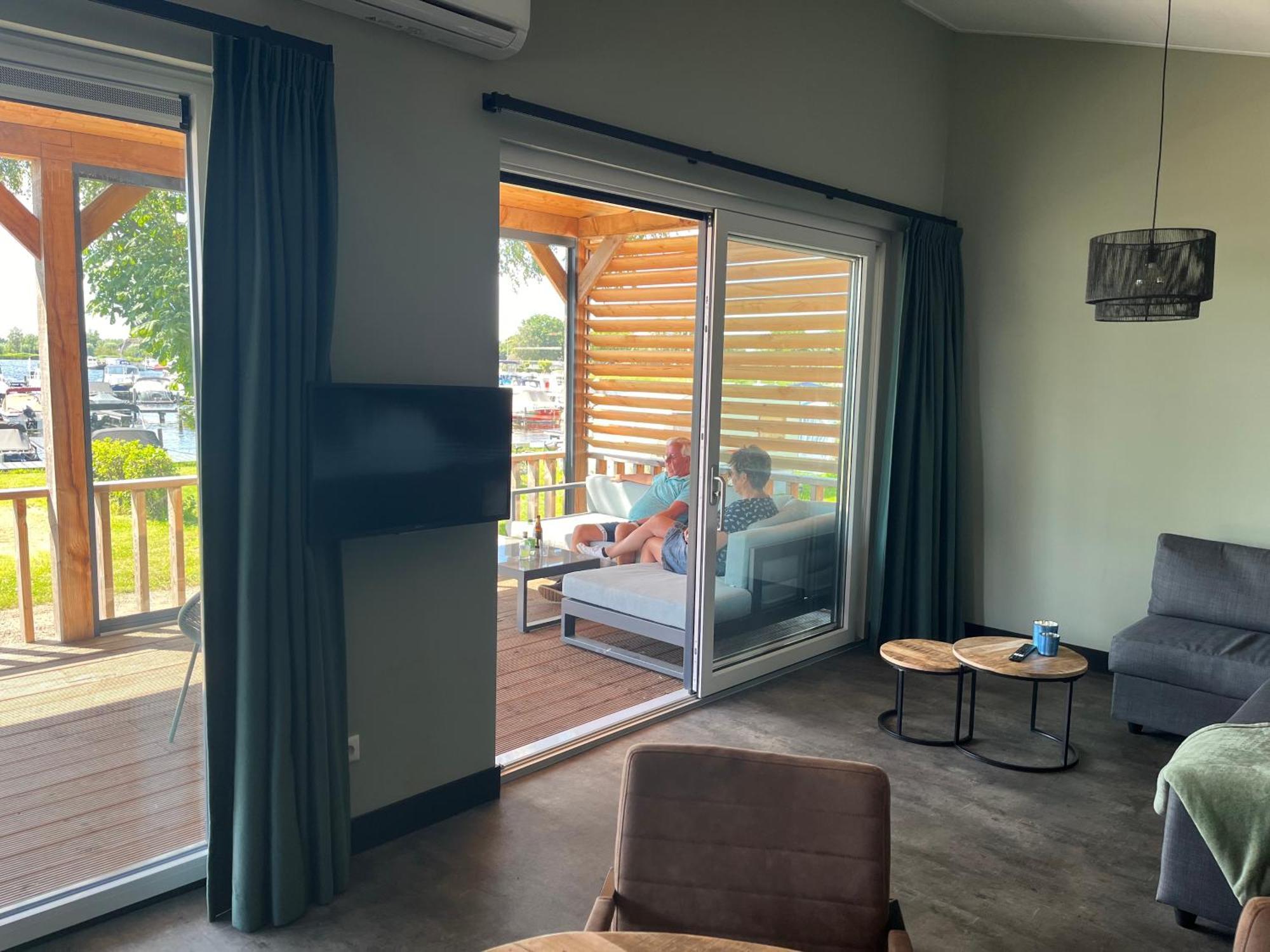 Camping Kleine Belterwijde, Wiede Lodge Met Uitzicht Over Het Water מראה חיצוני תמונה